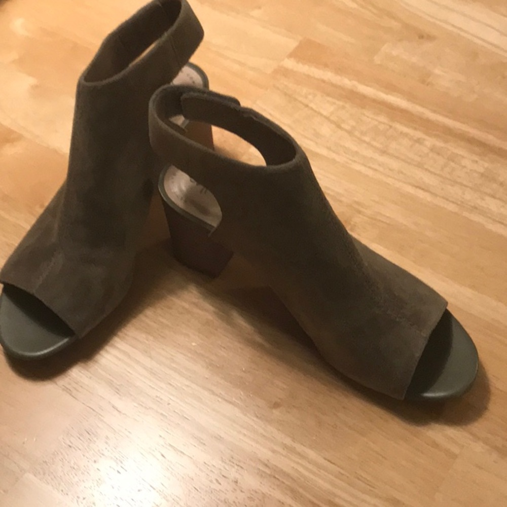 Clark Collection moss green shootie